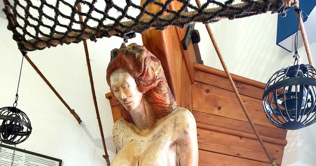 polena esposta al museo del mare di ischia